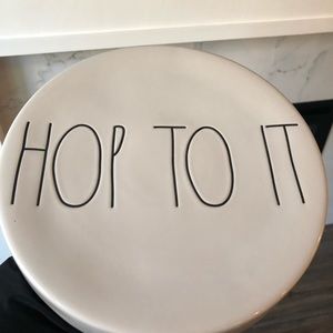 HOP TO IT Rae Dunn cake stand